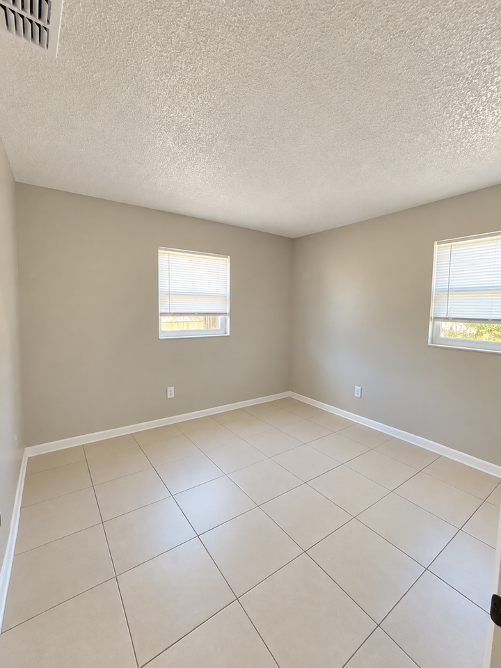2319 Otis Ave - Photo 4 of 9