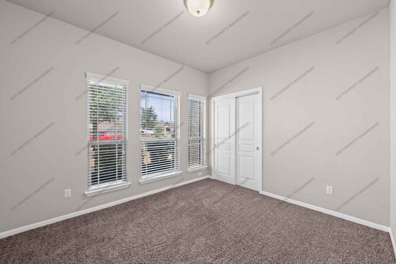 1011 Rhodactis Dr - Photo 4 of 26