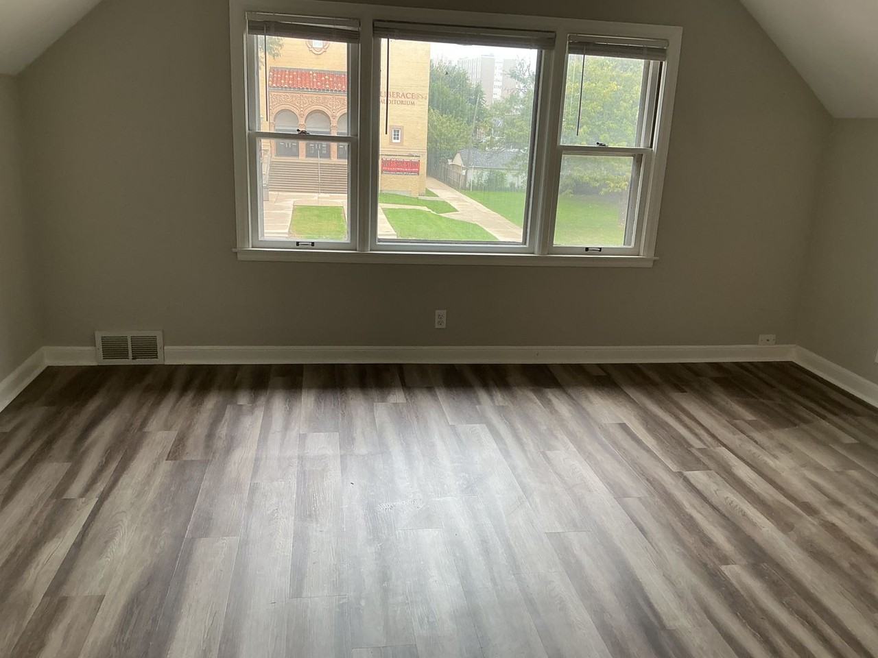 5021 W Greenfield Ave - Photo 3 of 11