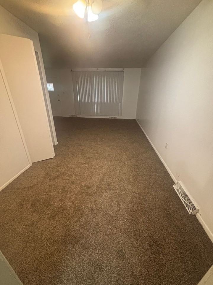23673 Banbury Cir - Photo 2 of 7