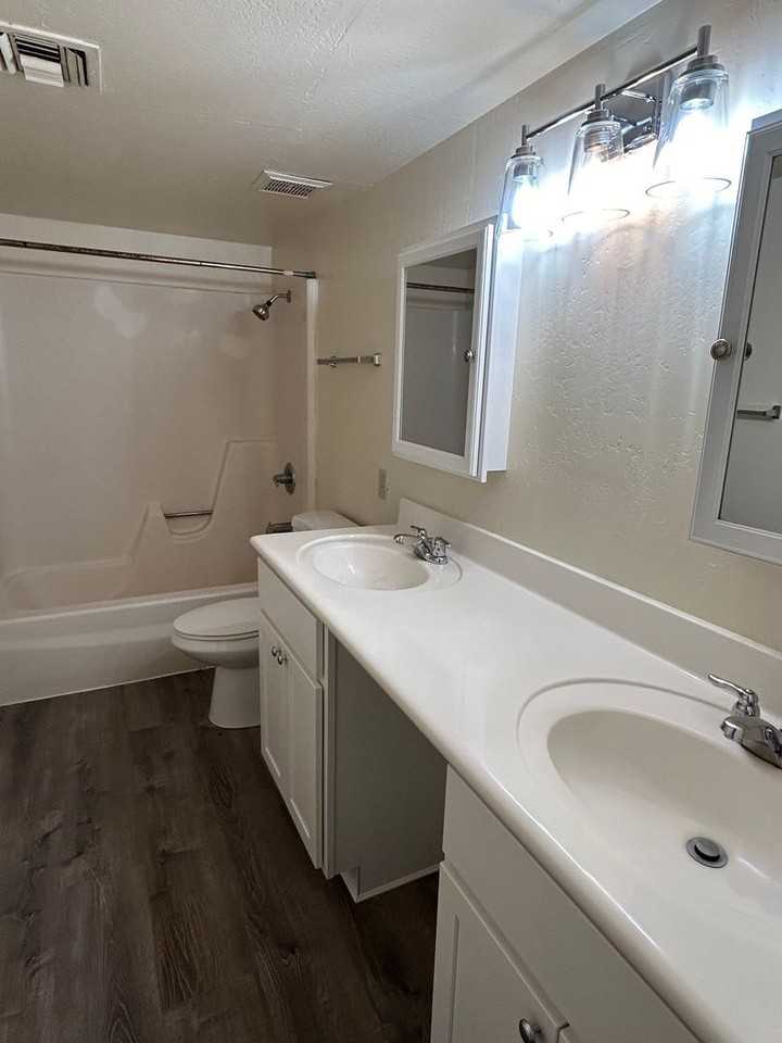 503 W 12th St - Photo 7 of 13
