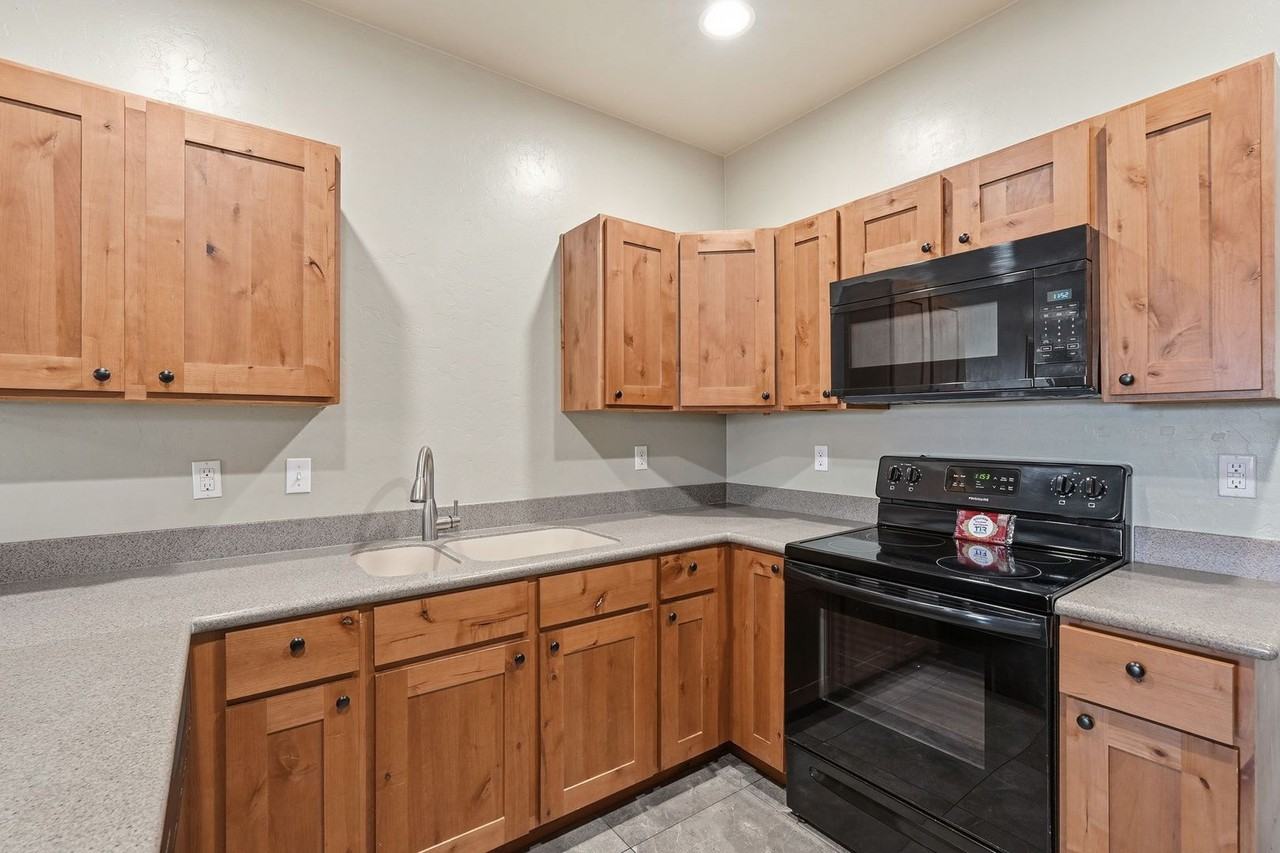 1441 E. 8th St. - Photo 7 of 33