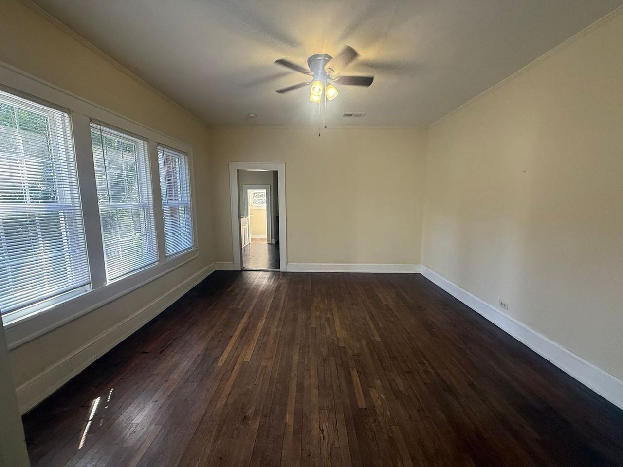 911 Shady Oak Ln - Photo 6 of 18