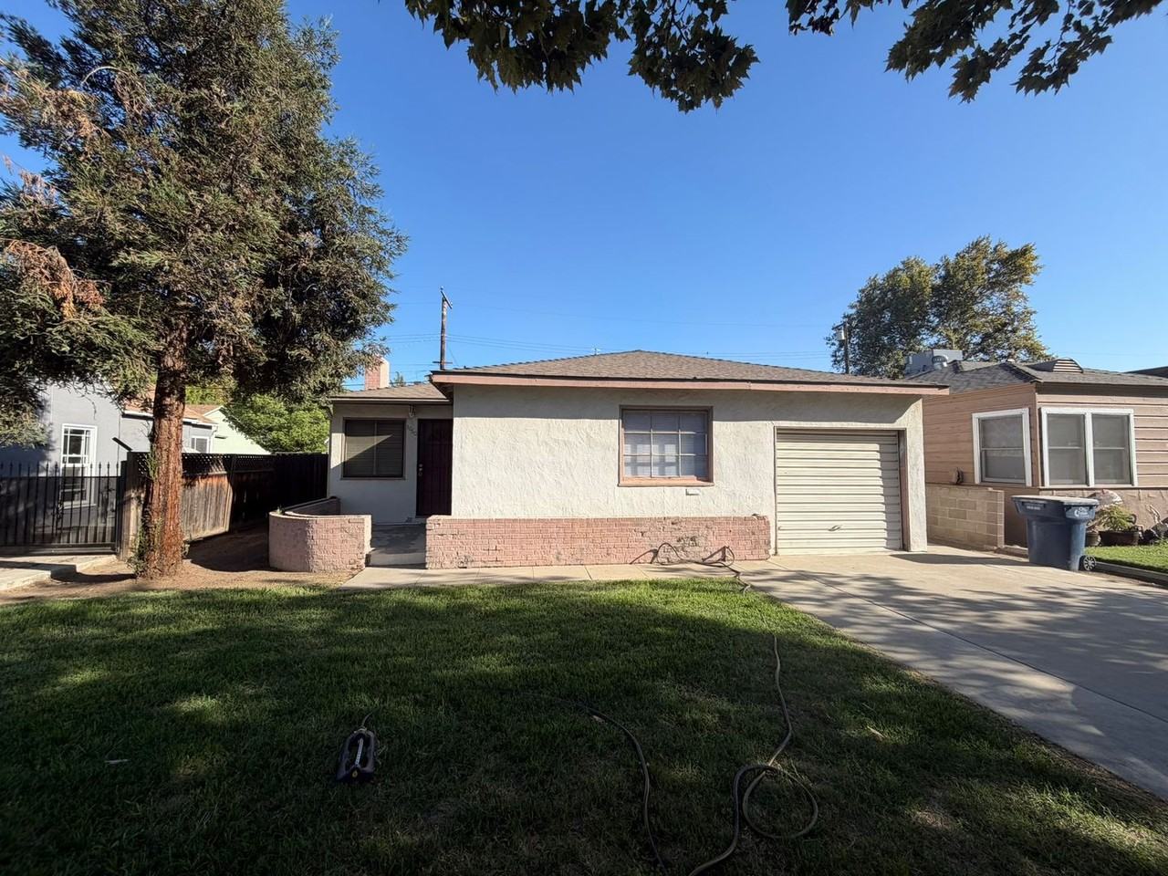 1060 E Tulare Ave - Photo 4 of 4