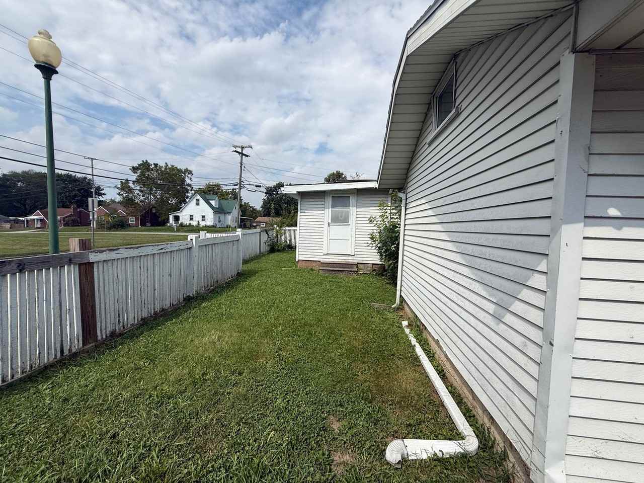 2811 E 16th St - Photo 2 of 10