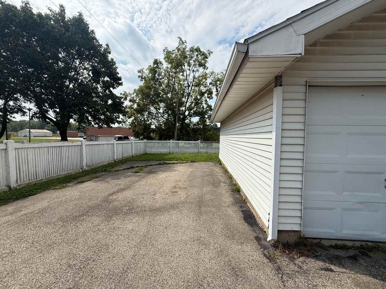 2811 E 16th St - Photo 3 of 10