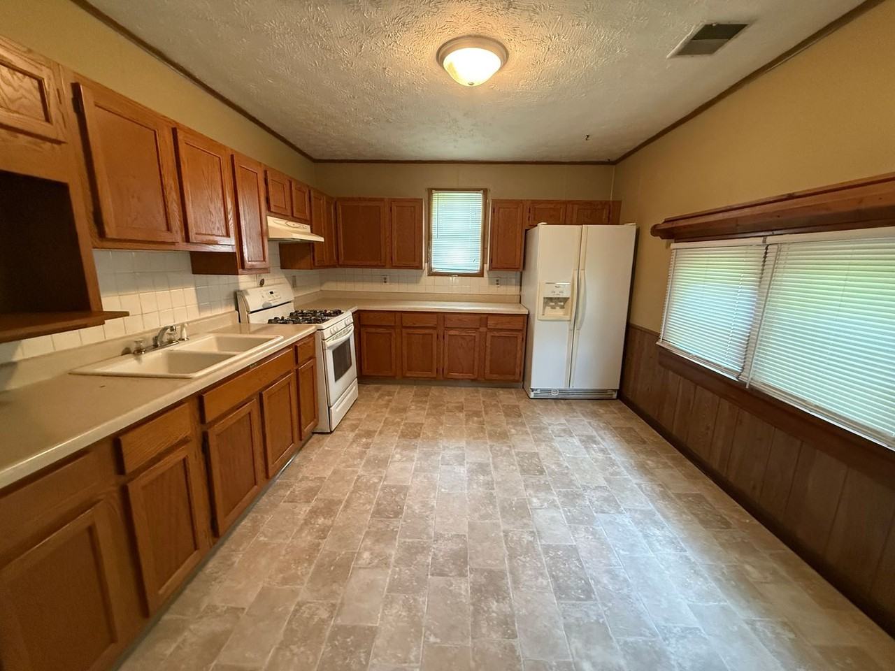 2811 E 16th St - Photo 6 of 10