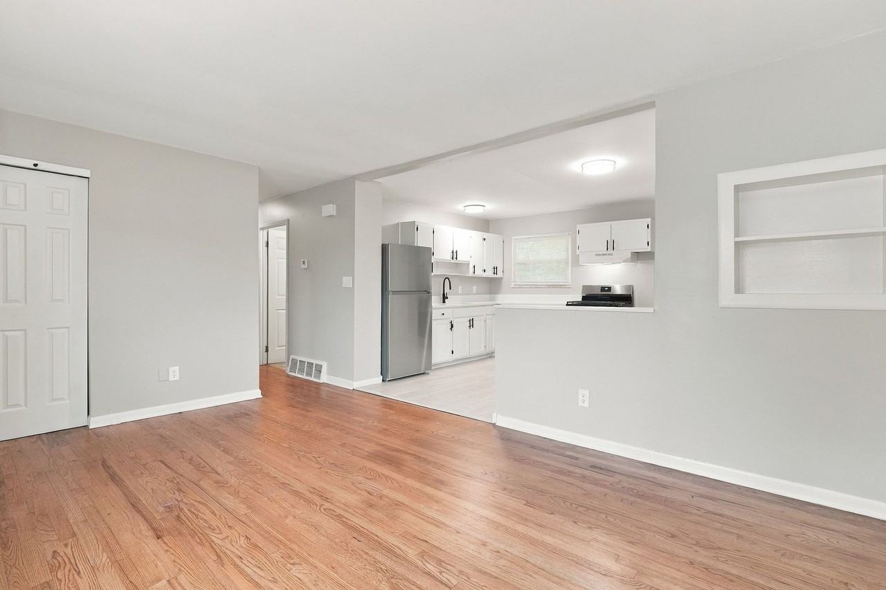 5233 Fullerton Dr - Photo 4 of 10