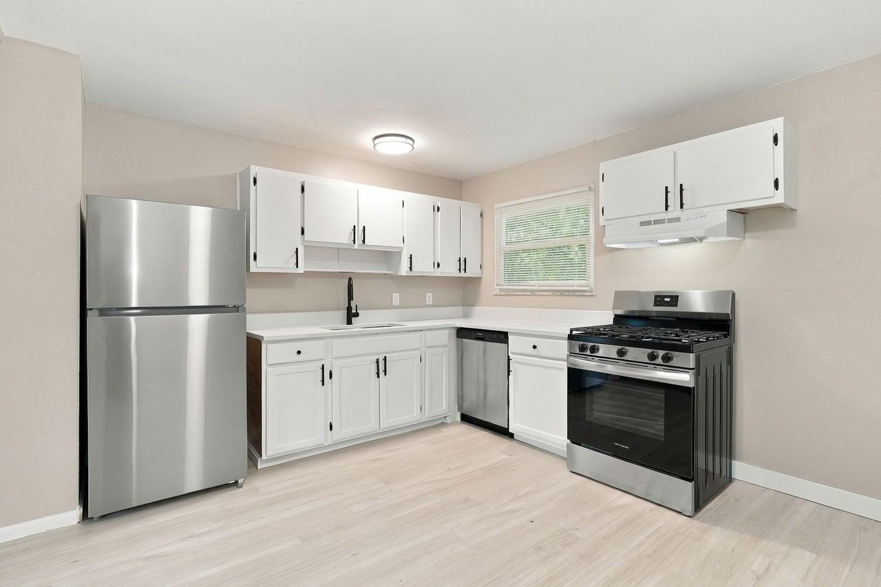 5233 Fullerton Dr - Photo 5 of 10