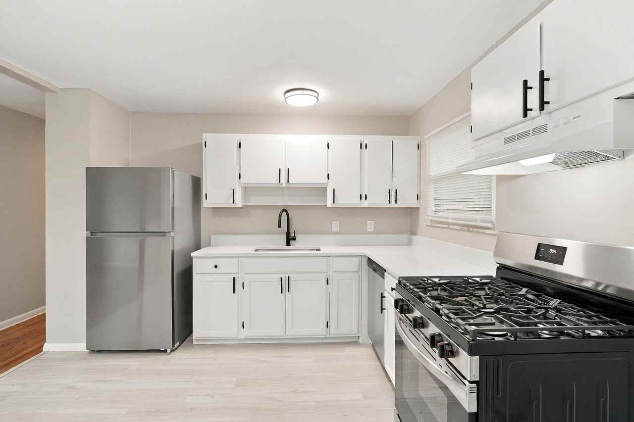 5233 Fullerton Dr - Photo 6 of 10