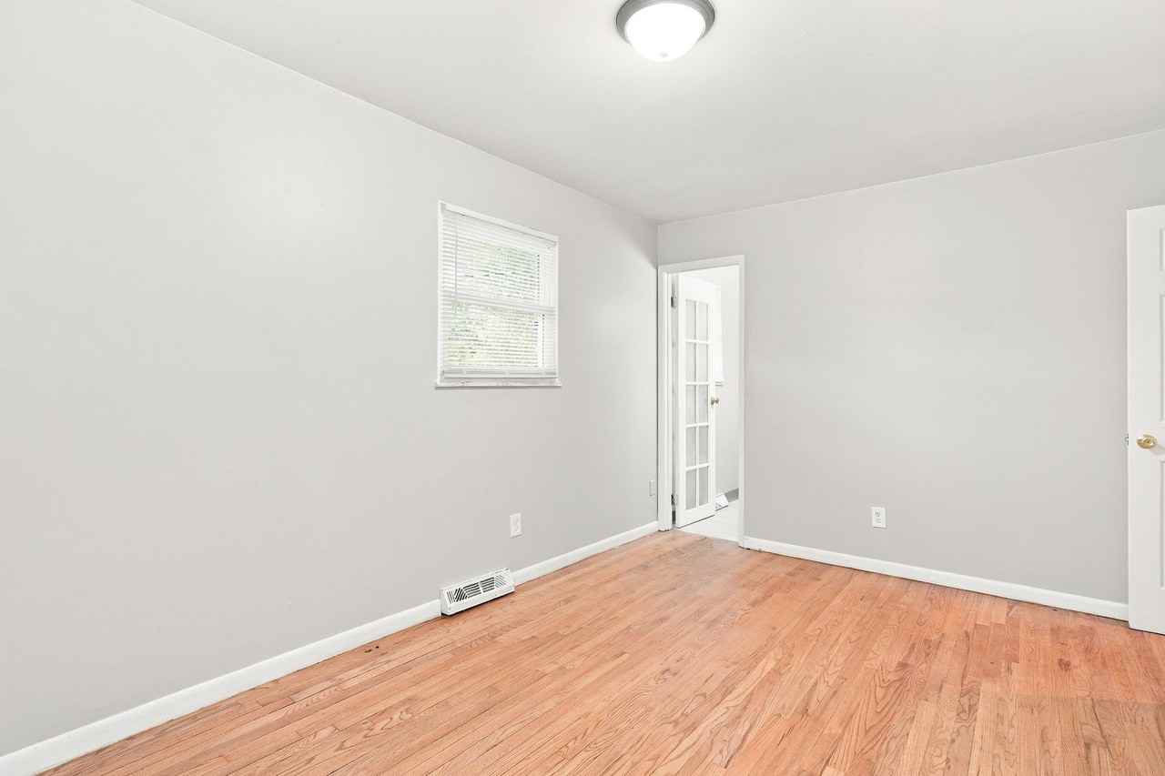 5233 Fullerton Dr - Photo 7 of 10