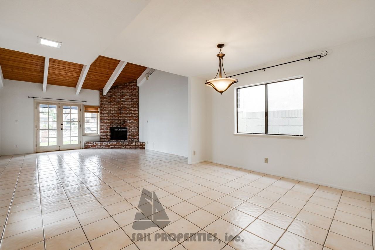 1012 Delaware St - Photo 4 of 32