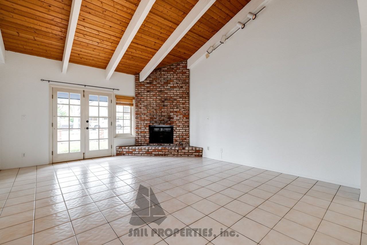1012 Delaware St - Photo 5 of 32
