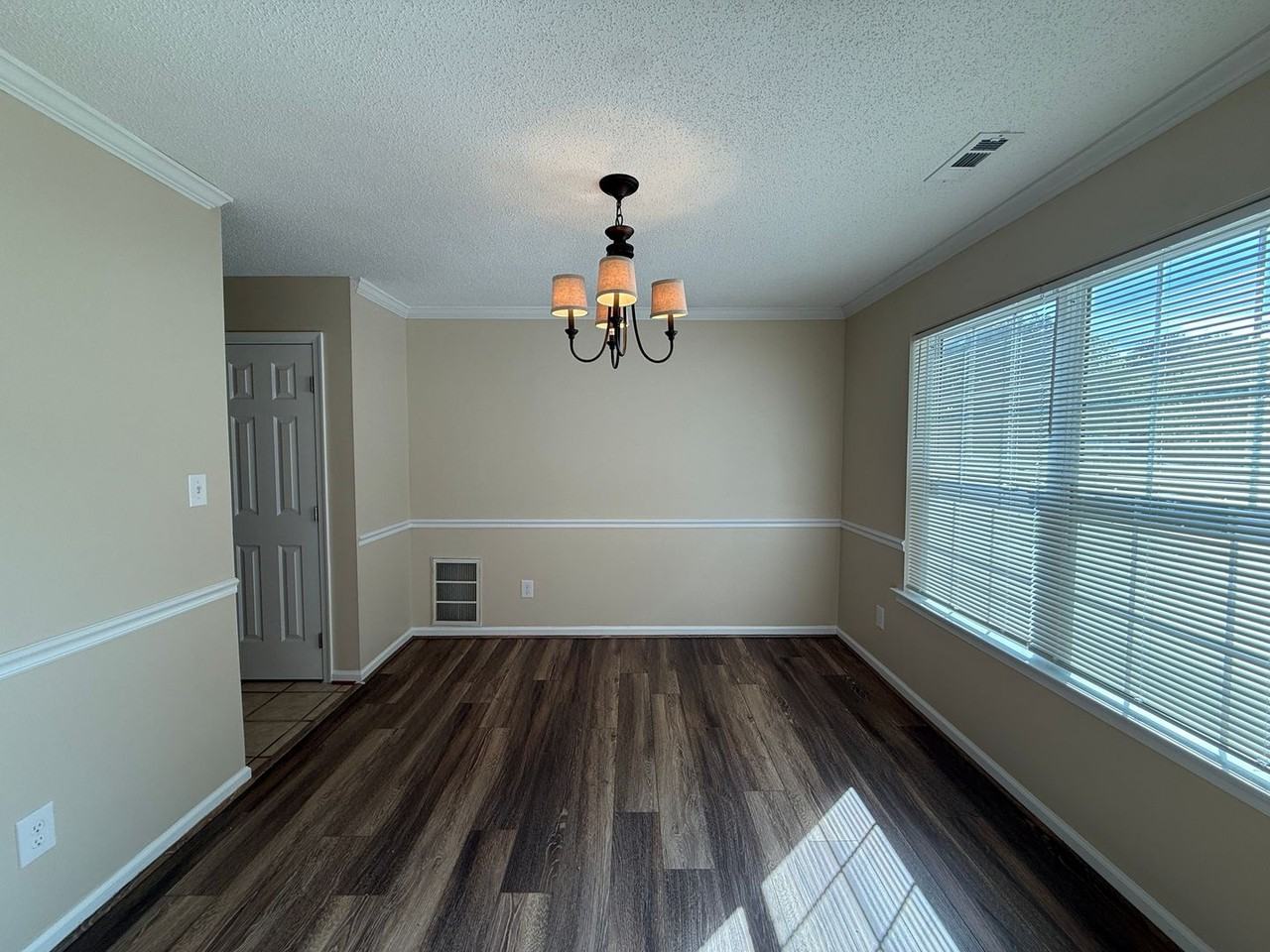 221 Sherbrooke Dr - Photo 4 of 17