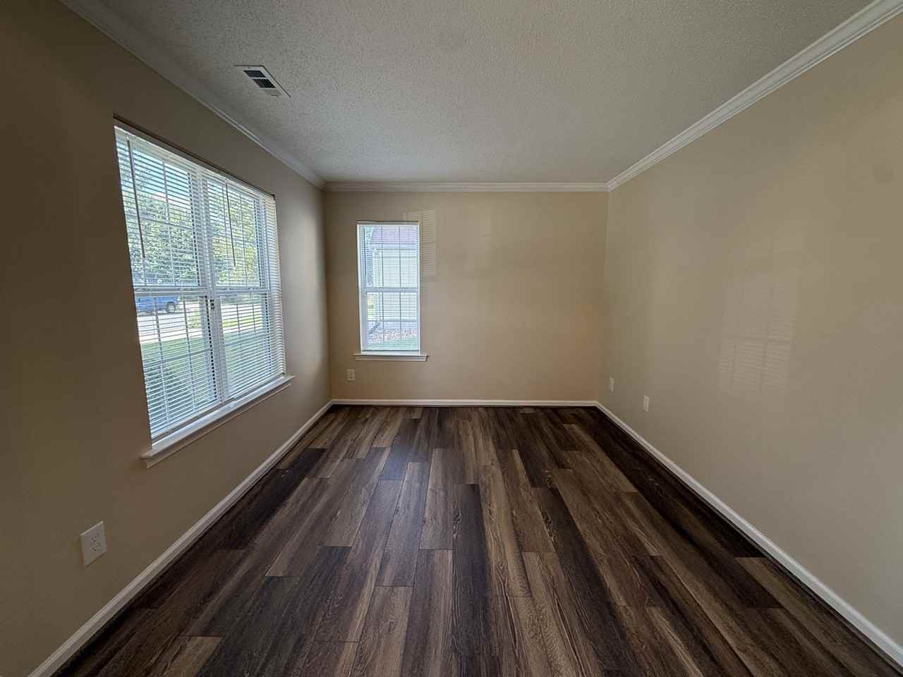221 Sherbrooke Dr - Photo 5 of 17