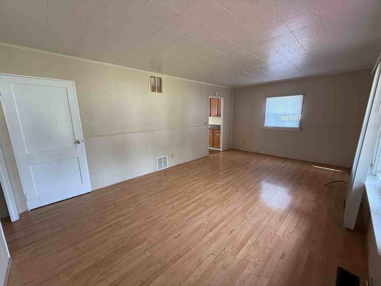 2301 W Oliver Dr - Photo 4 of 11