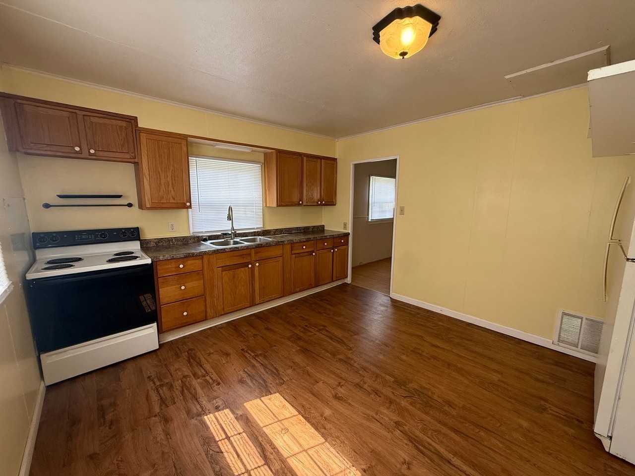 2301 W Oliver Dr - Photo 5 of 11