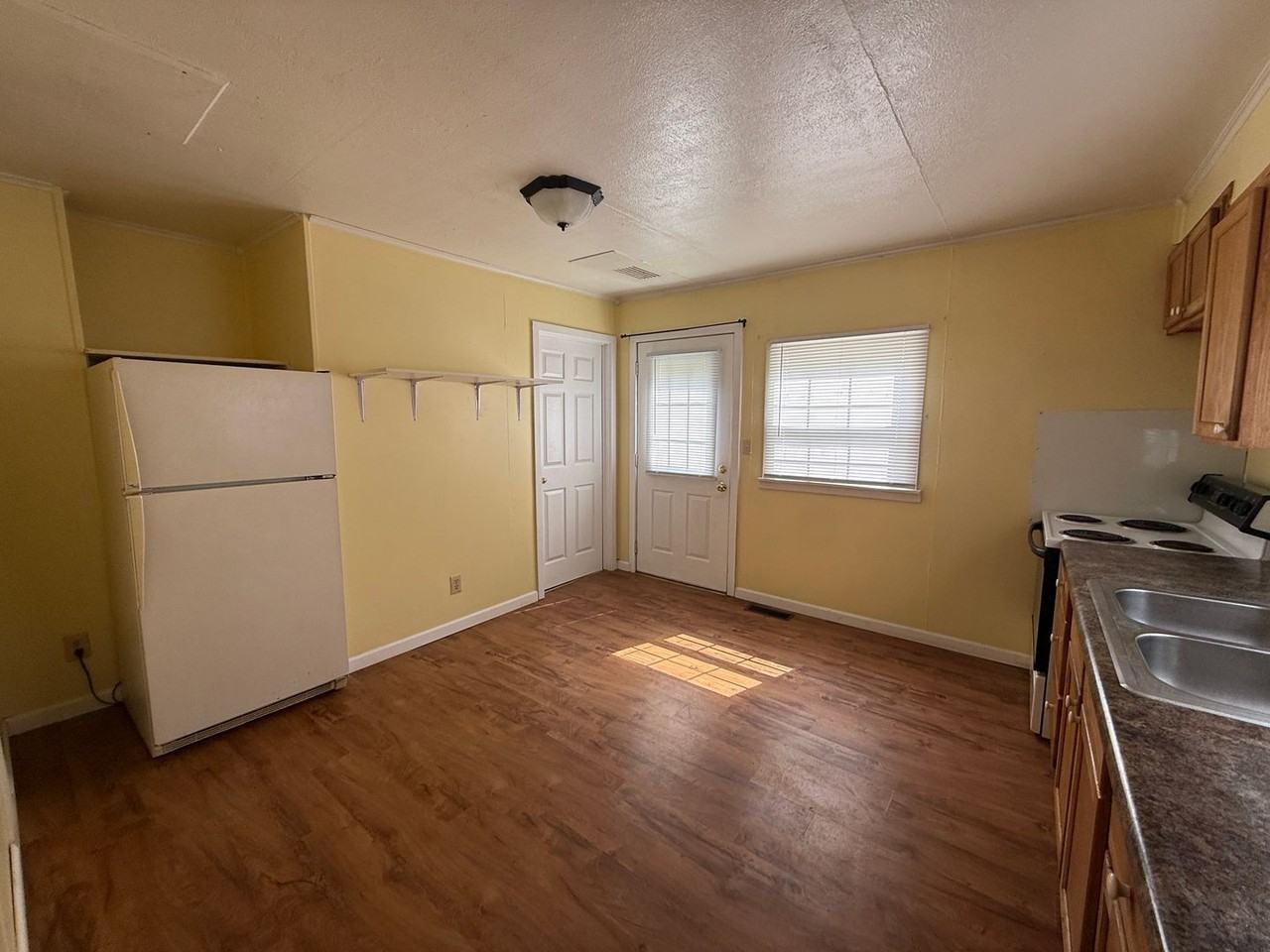 2301 W Oliver Dr - Photo 6 of 11