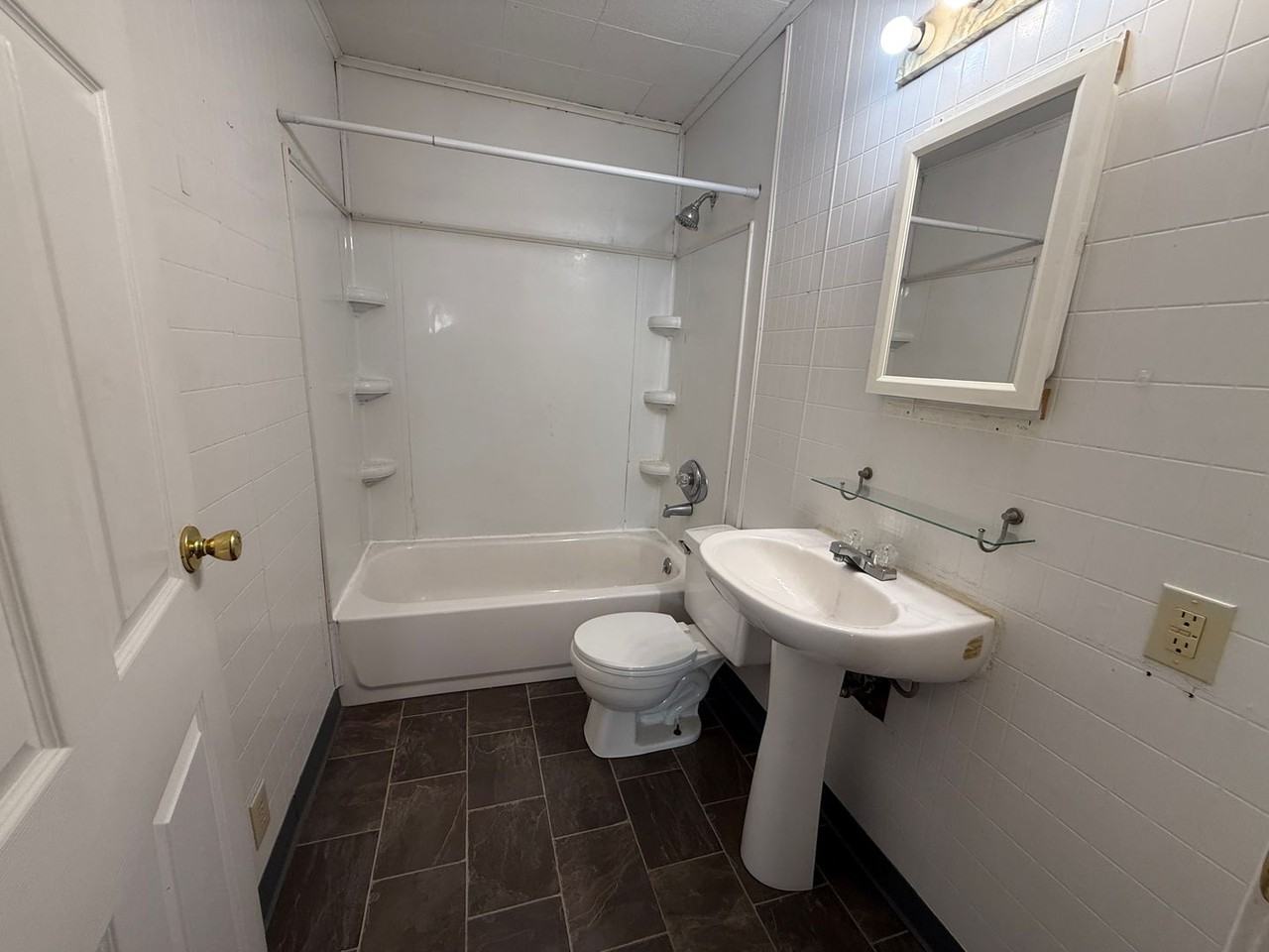 2301 W Oliver Dr - Photo 7 of 11
