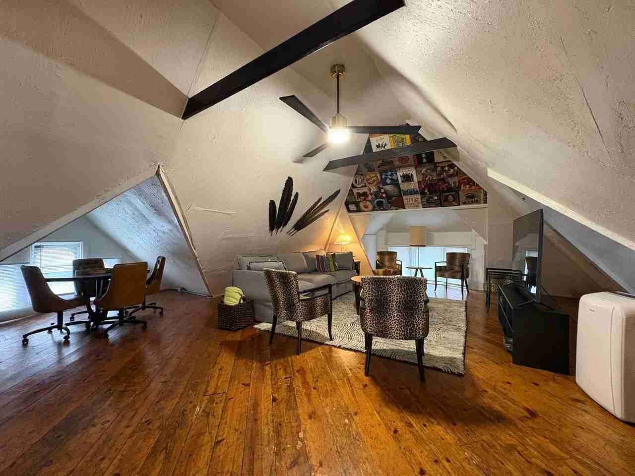 619 E Burlington St - Photo 4 of 26