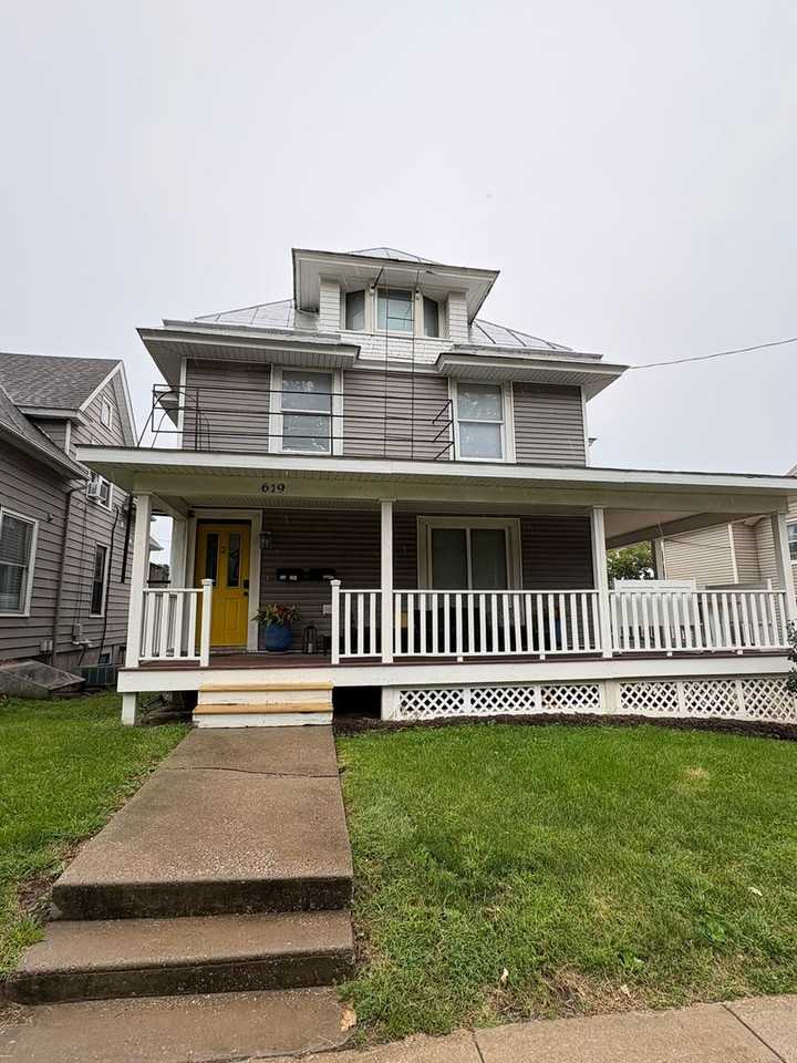 619 E Burlington St - Photo 7 of 26