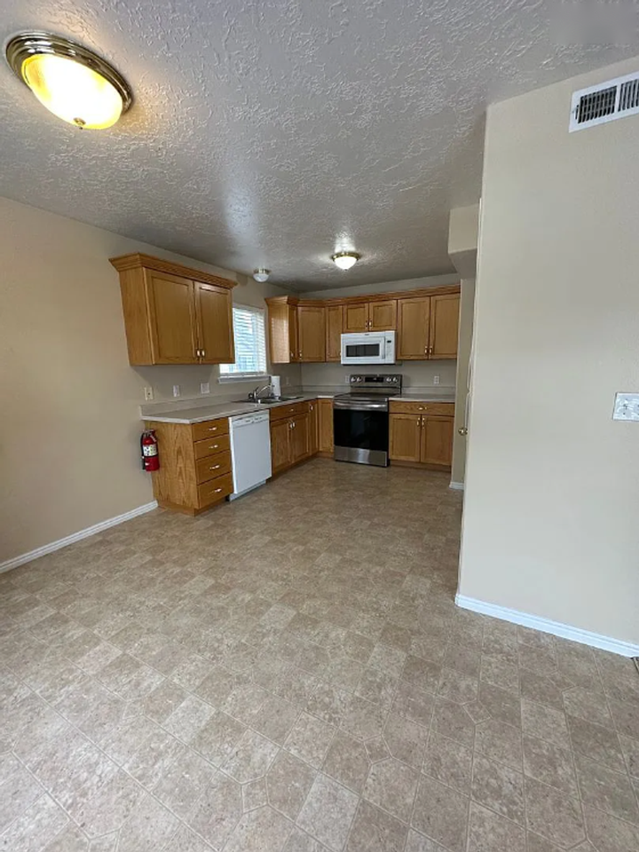 640 S 5th W #220 - Photo 4 of 15