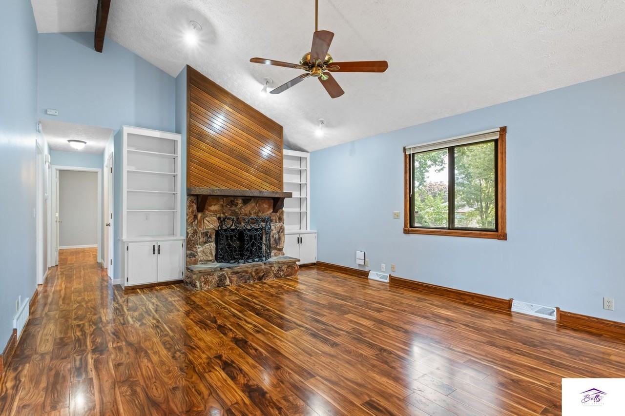 15223 Y St - Photo 3 of 23