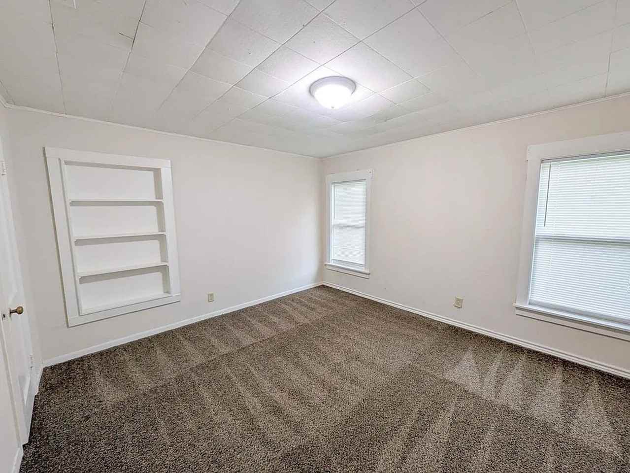5365 E Parkway Dr - Photo 5 of 11
