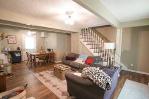 featured image of 633 Golfview Dr