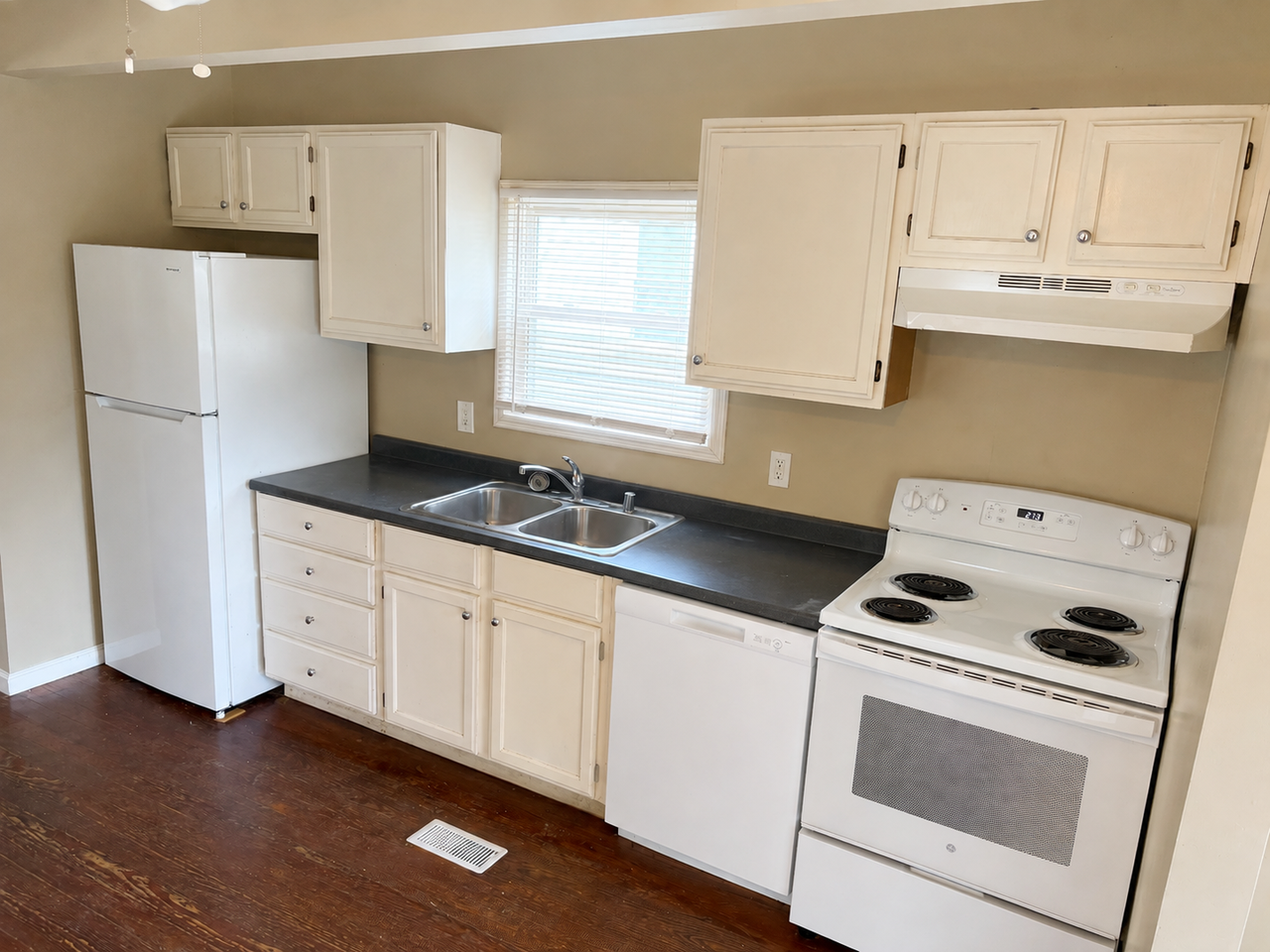 640 Golfview Dr - Photo 3 of 14