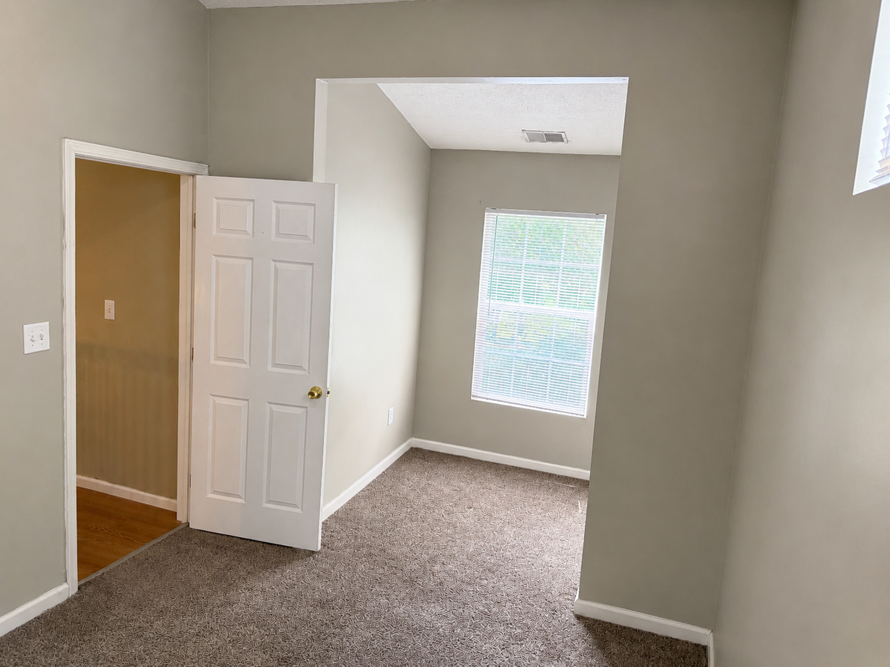 640 Golfview Dr - Photo 5 of 14