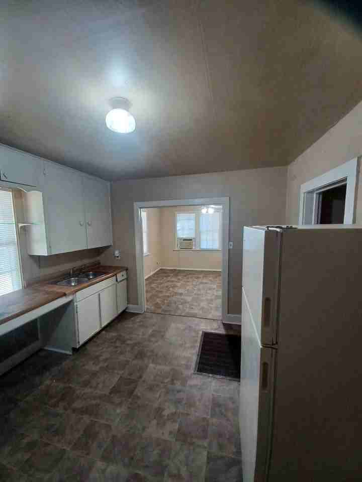 1419 Nw Logan St - Photo 5 of 14