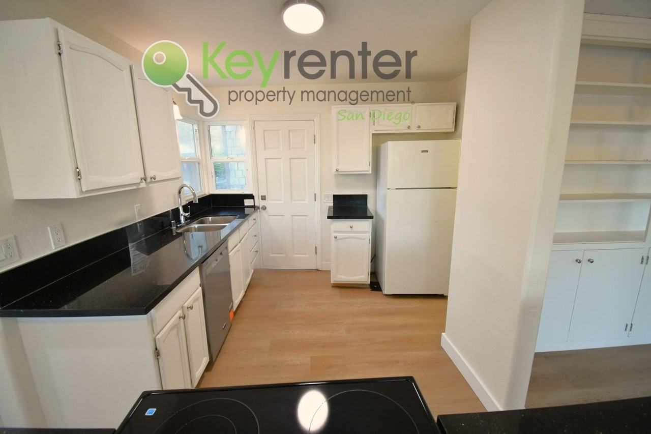 211 Civic Center Dr - Photo 5 of 22