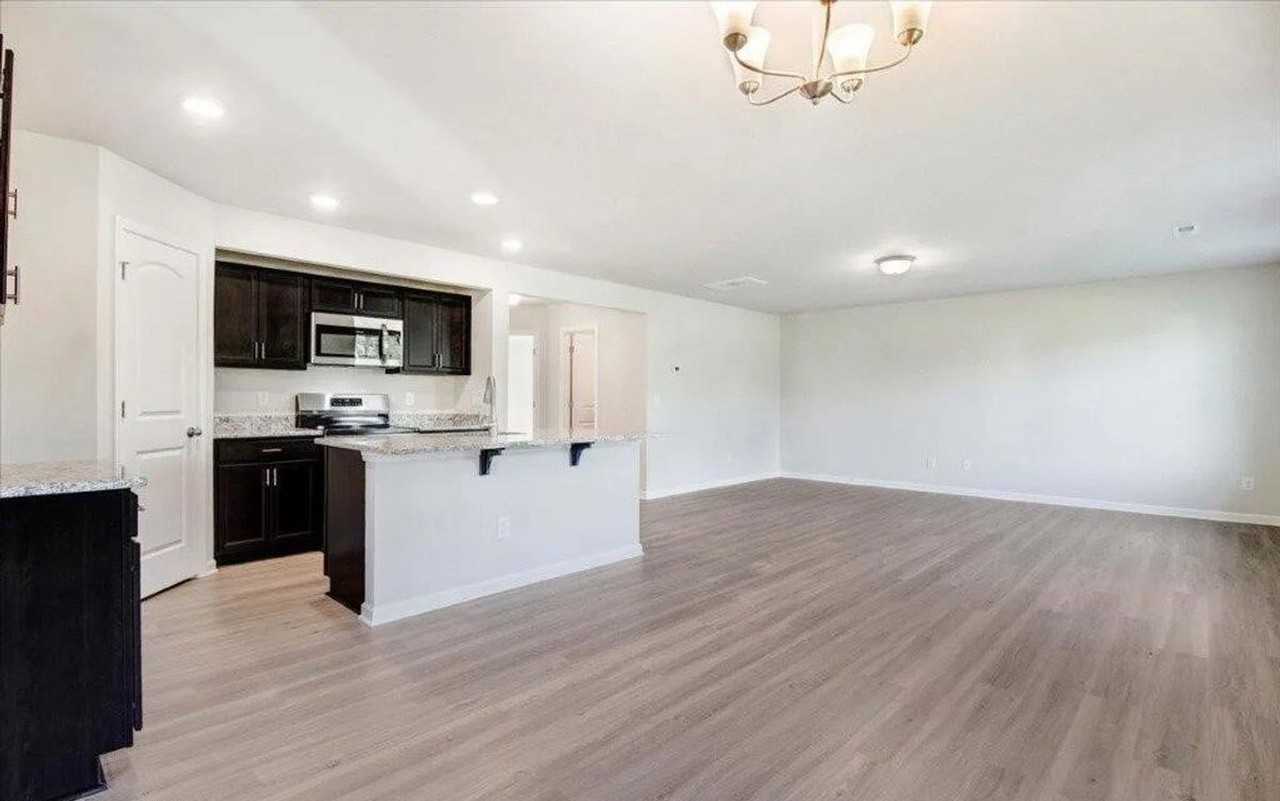 107 Streamlet Dr - Photo 2 of 12