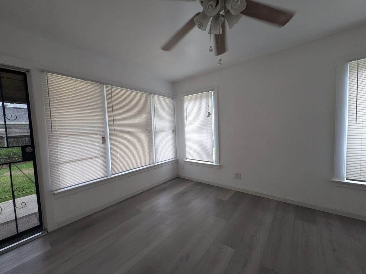 1412 Leafdale Ave - Photo 4 of 19
