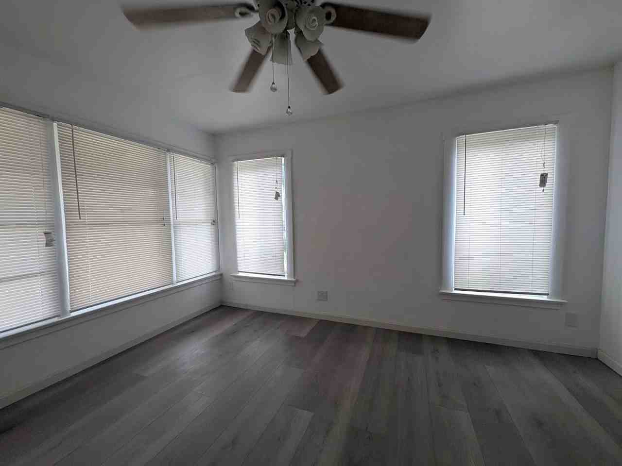 1412 Leafdale Ave - Photo 5 of 19