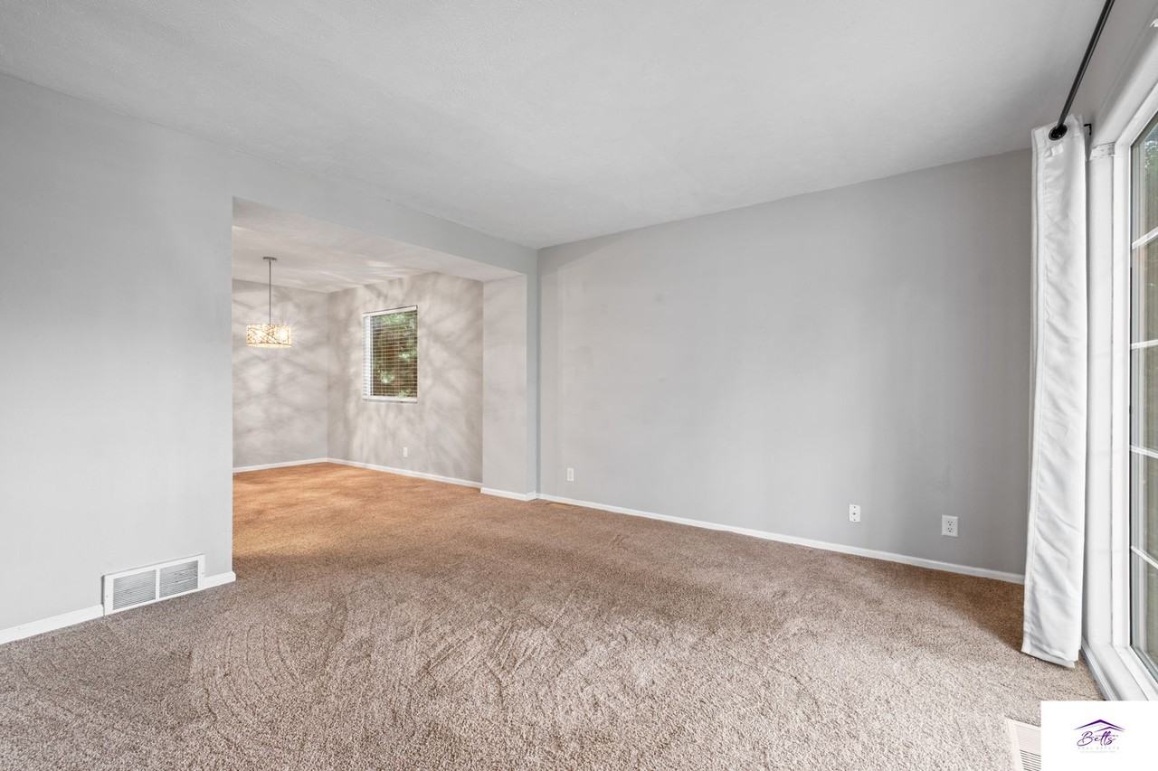 17707 Jacobs St - Photo 3 of 24