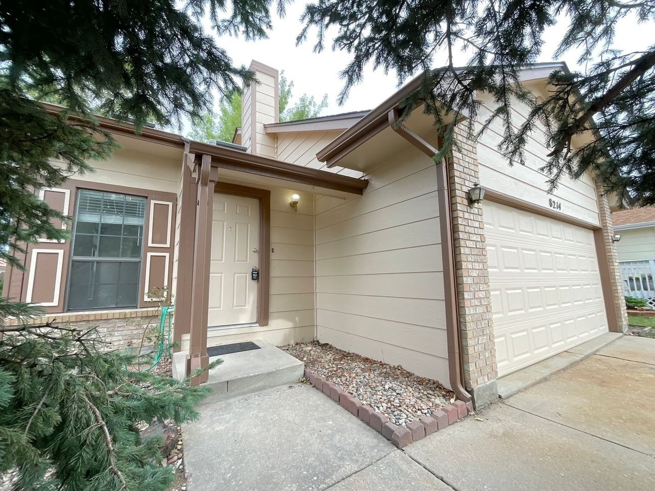 8214 Steadman Dr - Photo 4 of 35