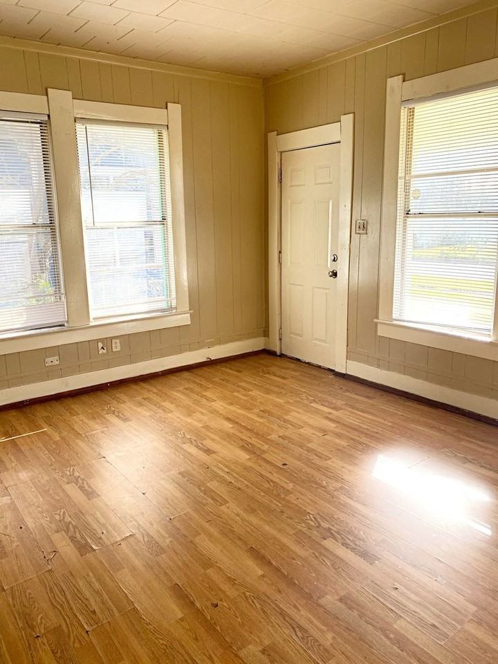 2046 Grand St - Photo 2 of 5