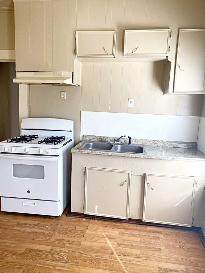 2046 Grand St - Photo 3 of 5
