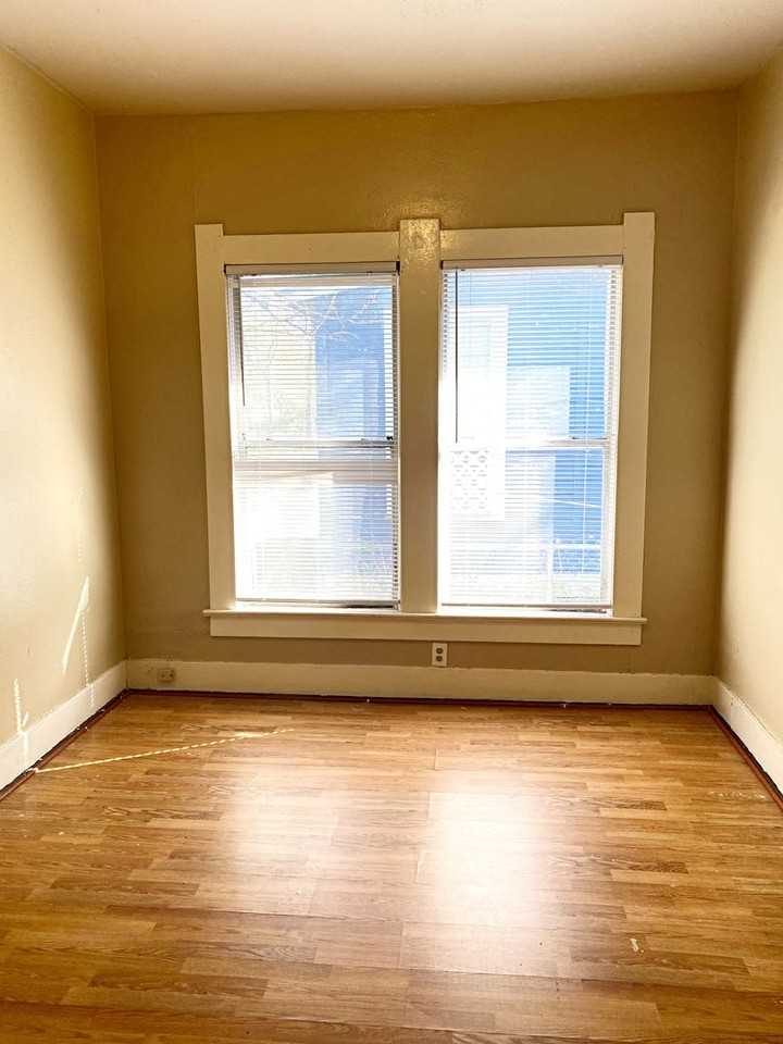 2046 Grand St - Photo 4 of 5