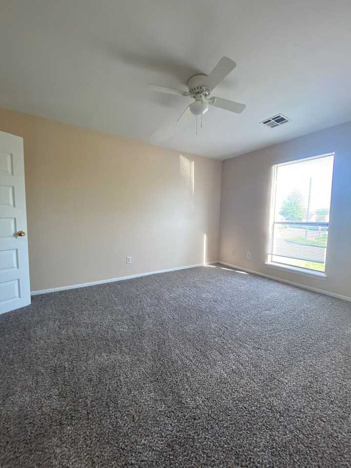 1400 W Lansing St - Photo 2 of 32