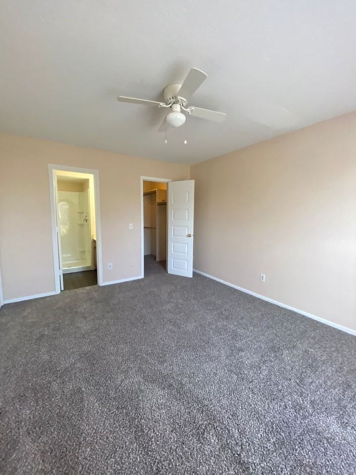 1400 W Lansing St - Photo 3 of 32