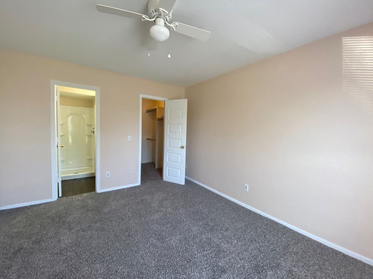 1400 W Lansing St - Photo 4 of 32