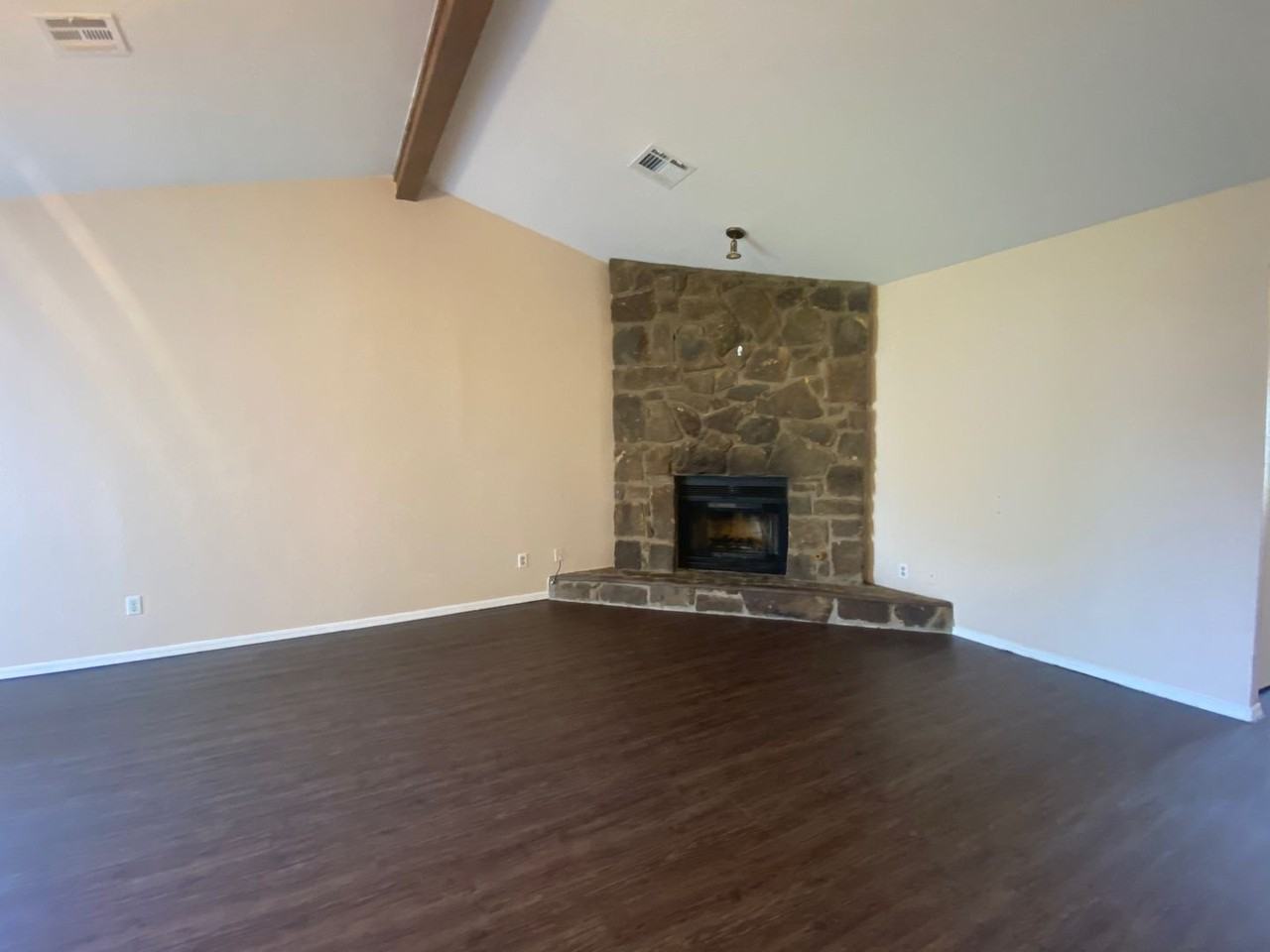 1400 W Lansing St - Photo 7 of 32
