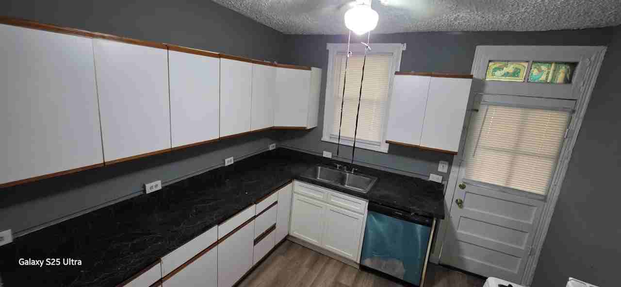 2220 Eagle St - Photo 4 of 15