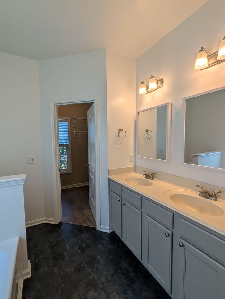 240 Seville St - Photo 7 of 22
