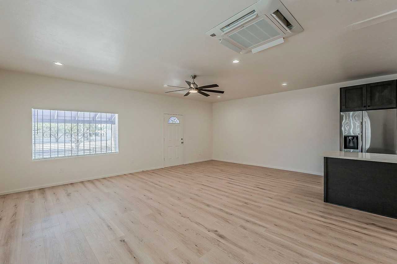 1625 E 8th St - Photo 5 of 44