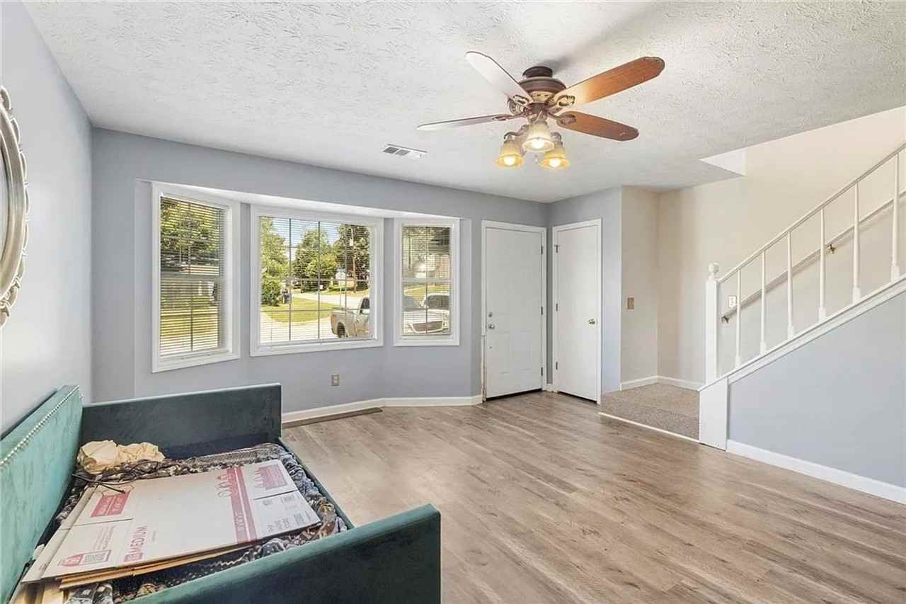1094 Chinook St - Photo 3 of 12