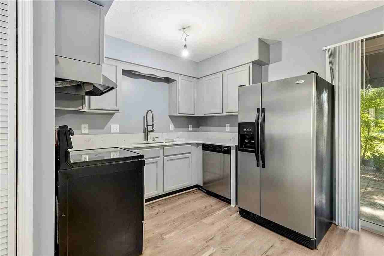 1094 Chinook St - Photo 4 of 12